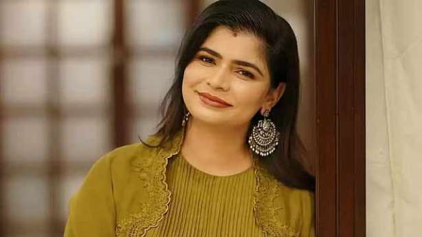 தமிழ் திரையுலகில் பாடகி சின்மயிக்கு ஏன் தடை விதிக்கப்பட்டுள்ளது ? இதுதான் காரணமா?