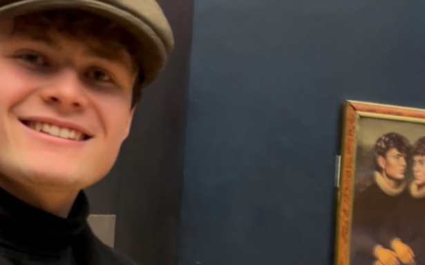 பாதுகாப்பை தாண்டி லூவ்ரில் தங்களது ஓவியத்தை தொங்கவைத்த பெல்ஜிய டிக்‌டாக்கர்கள்!!