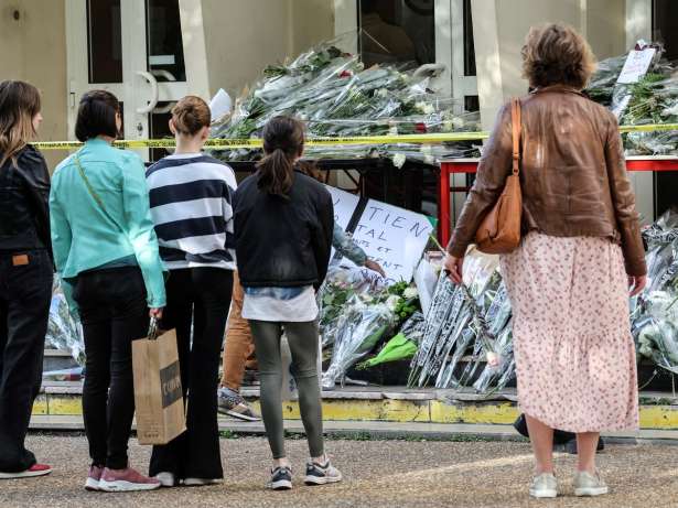 Arras Lycée Gambetta மாணவர்கள், ஆசிரியர்கள் அவசரமாக வெளியேற்றப்பட்டனர்.