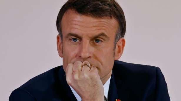 சர்வஜன வாக்கெடுப்பு நடத்த அரசுத்தலைவர் Emmanuel Macron ஆலோசனை.