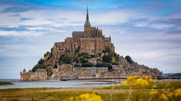 Mont-Saint-Michel பகுதிக்கு படையெடுத்துள்ள நுளம்புகள். 
