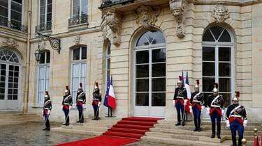 புதிய பிரதமராக Xavier Bertrand, இல்லை Bernard Cazeneuve.