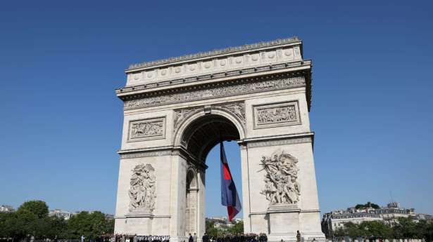 Arc de Triomphe : மர்ம தொலைபேசி அழைப்பு.. வெளியேற்றம்!!