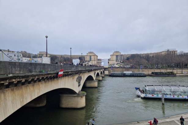 pont d'Iéna மேம்பாலத்தின் கீழ் சடலம் மீட்பு!!