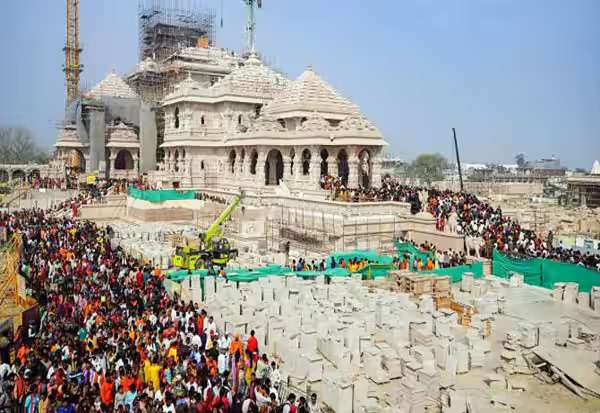 ராமஜென்ம பூமியில் காலணிகளை விட்டுச் செல்லும் லட்சக்கணக்கான பக்தர்கள்: காரணம் இதுதான்! 