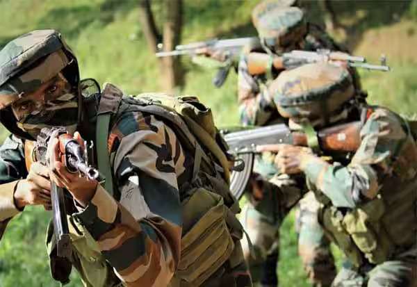 ஜம்மு காஷ்மீரில் 3 பயங்கரவாதிகள் என்கவுன்டர்; தொடர்ந்து வேட்டையாடும் ராணுவம்