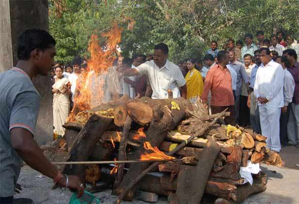 இறுதிச் சடங்குகளை மகன் மட்டும் செய்வது ஏன் தெரியுமா..?