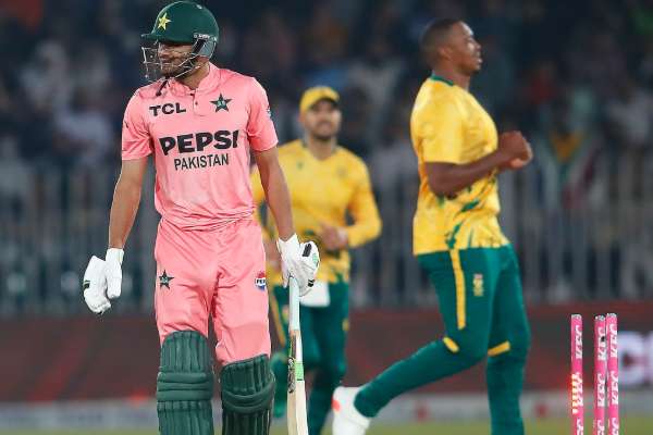 சொந்த மண்ணிலேயே மரண அடி வாங்கிய பாகிஸ்தான்! மொத்தமாக சரித்த இருவர்