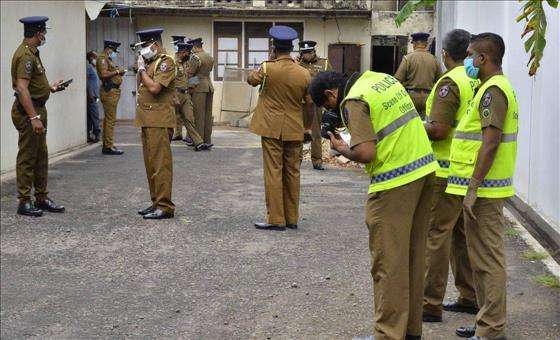 இலங்கையில் மனைவியை கோடரியால் தாக்கி கொலை செய்த கணவன் 