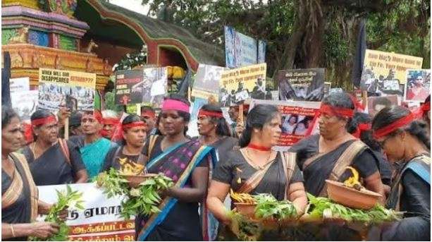 தீச்சட்டி ஏந்தியவாறு காணாமல் போனோரின் உறவுகள் நடந்திய போராட்டம்!