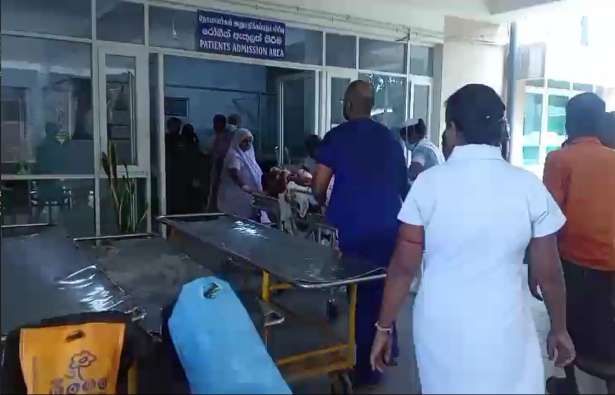 திருகோணமலையில் கைகலப்பு - கழுத்து வெட்டப்பட்ட நிலையில் மாணவர் வைத்தியசாலையில்
