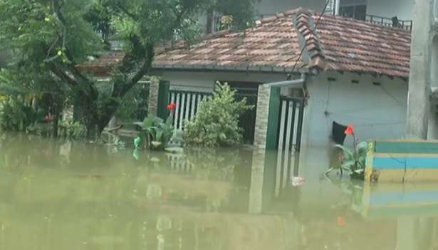 இலங்கையில் வெள்ள அபாயம் -  மக்கள் அவசரமாக வெளியேற்றம் 