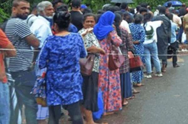 இலங்கையில் கடவுச்சீட்டு பெறுவதற்காக விடிய விடிய காத்திருக்கும் மக்கள்