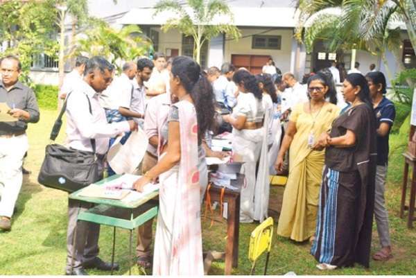 இலங்கையில் வாக்களிப்பு நிலையமொன்றின் பெண் பொறுப்பதிகாரி திடீரென மரணம்