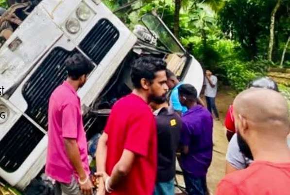 இலங்கையில் பேருந்து கவிழ்ந்து விபத்து - 42 பேர் காயம்