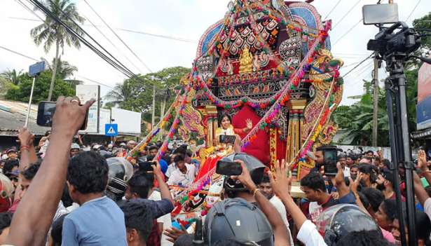 யாழில் முத்து சப்பரத்தில் கில்மிஷாவை தூக்கி வந்த மக்கள்