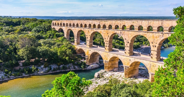 திடீரென பிரபலமான பாழடைந்த Pont du Gard மேம்பாலம்! - சில தகவல்கள்!!