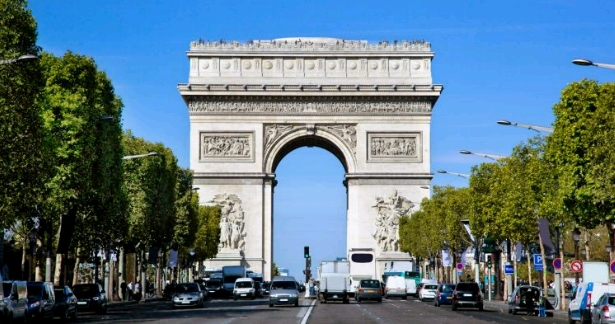 Arc de Triomphe கீழ் விபத்து ஏற்பட்டால் என்ன ஆகும்??!